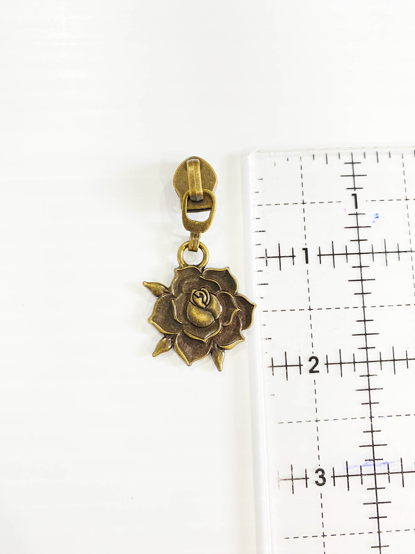 #5 coil zipper pull - Cabbage Rose