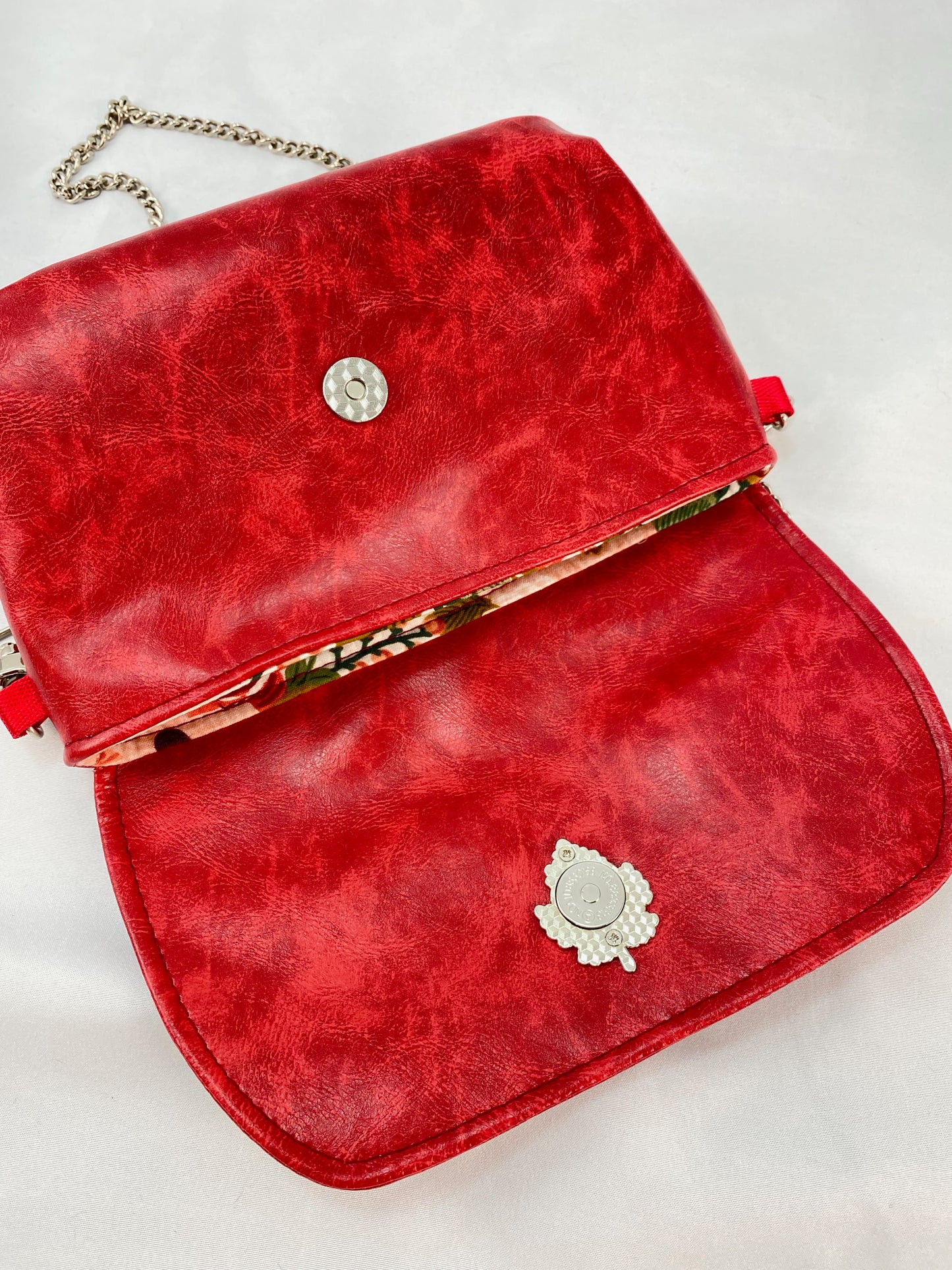 Evening bag in Red Faux Leather with maple leaf lock and chain strap