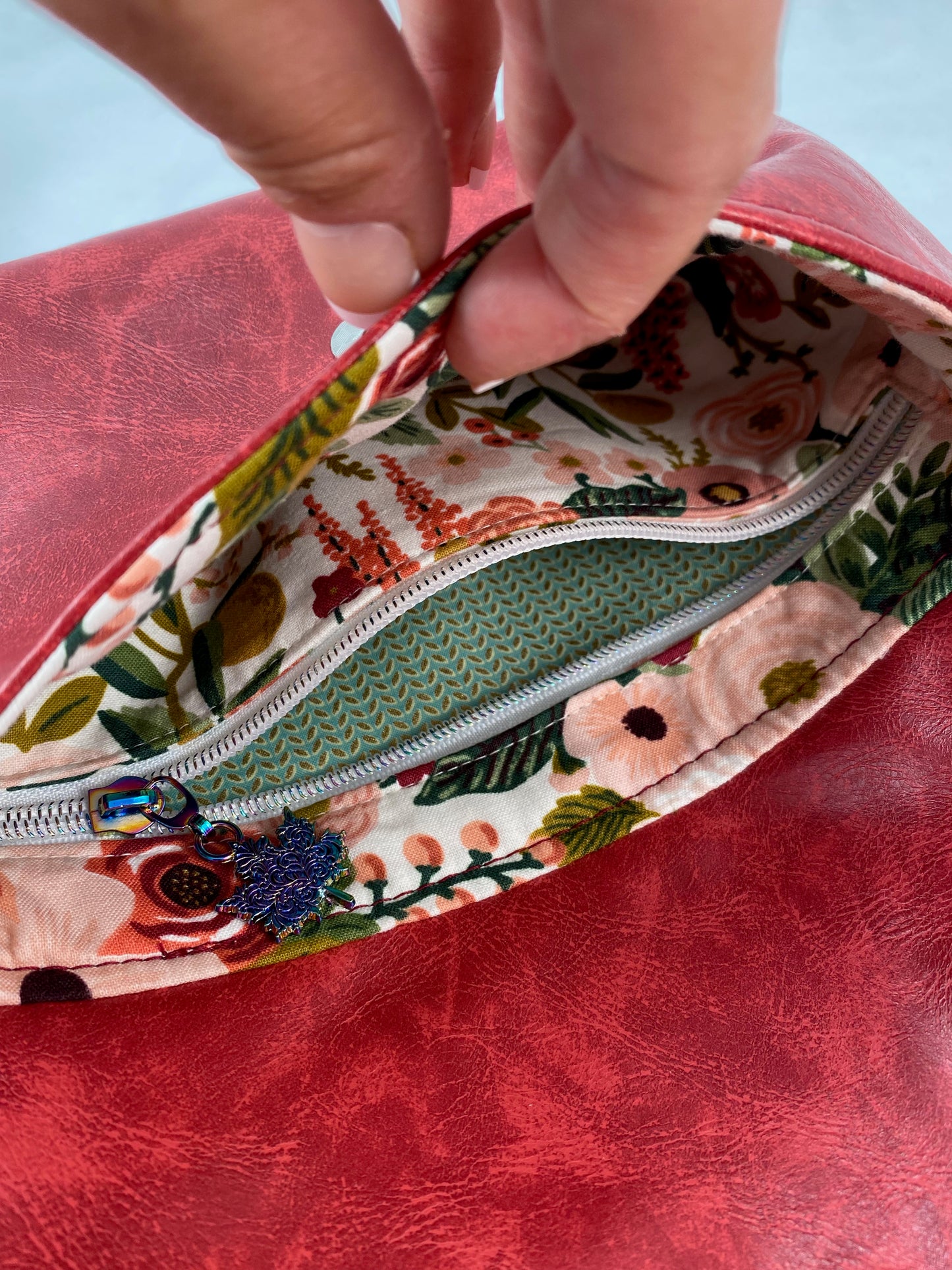 Evening bag in Red Faux Leather with maple leaf lock and chain strap