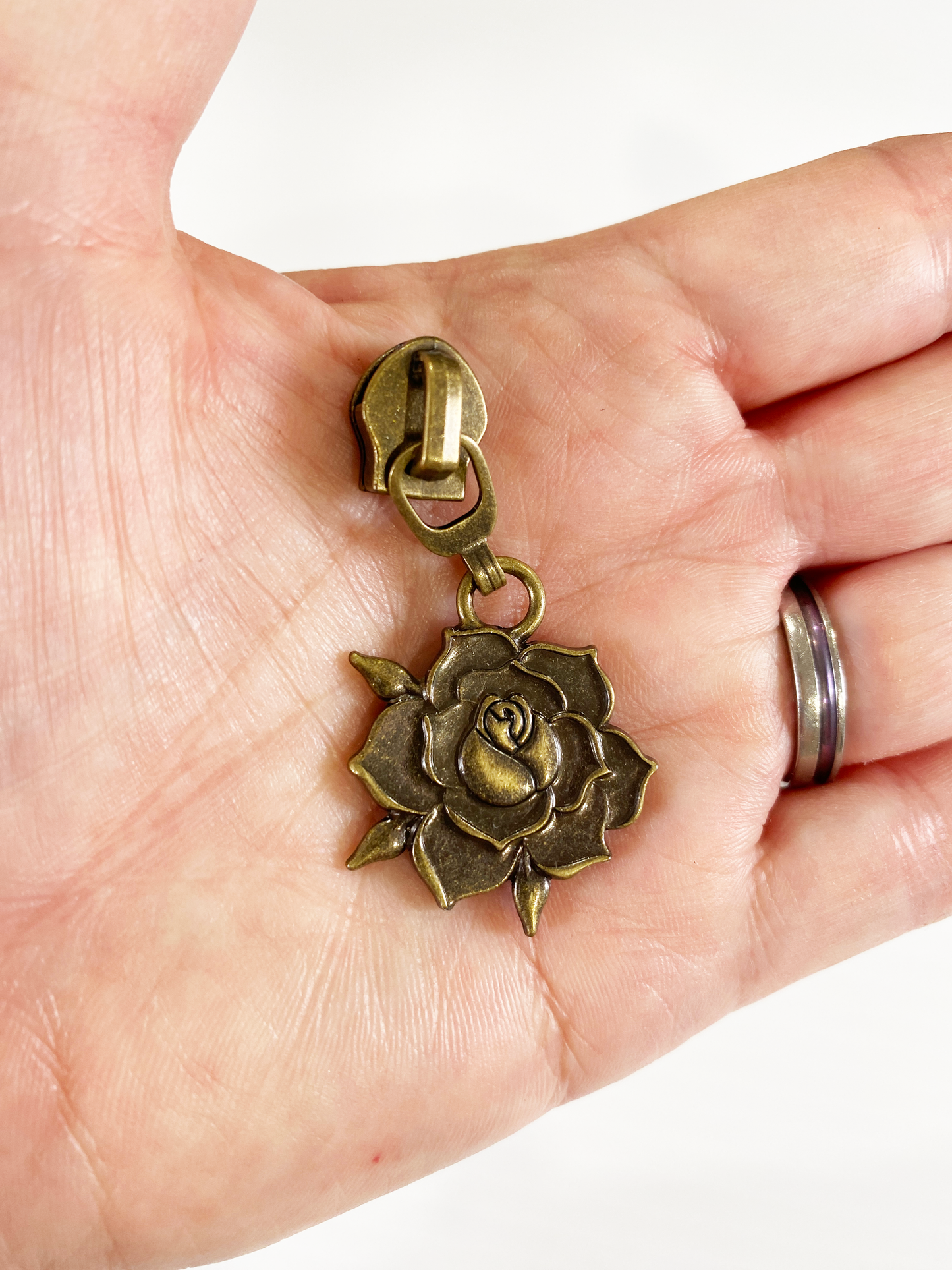 #5 coil zipper pull - Cabbage Rose