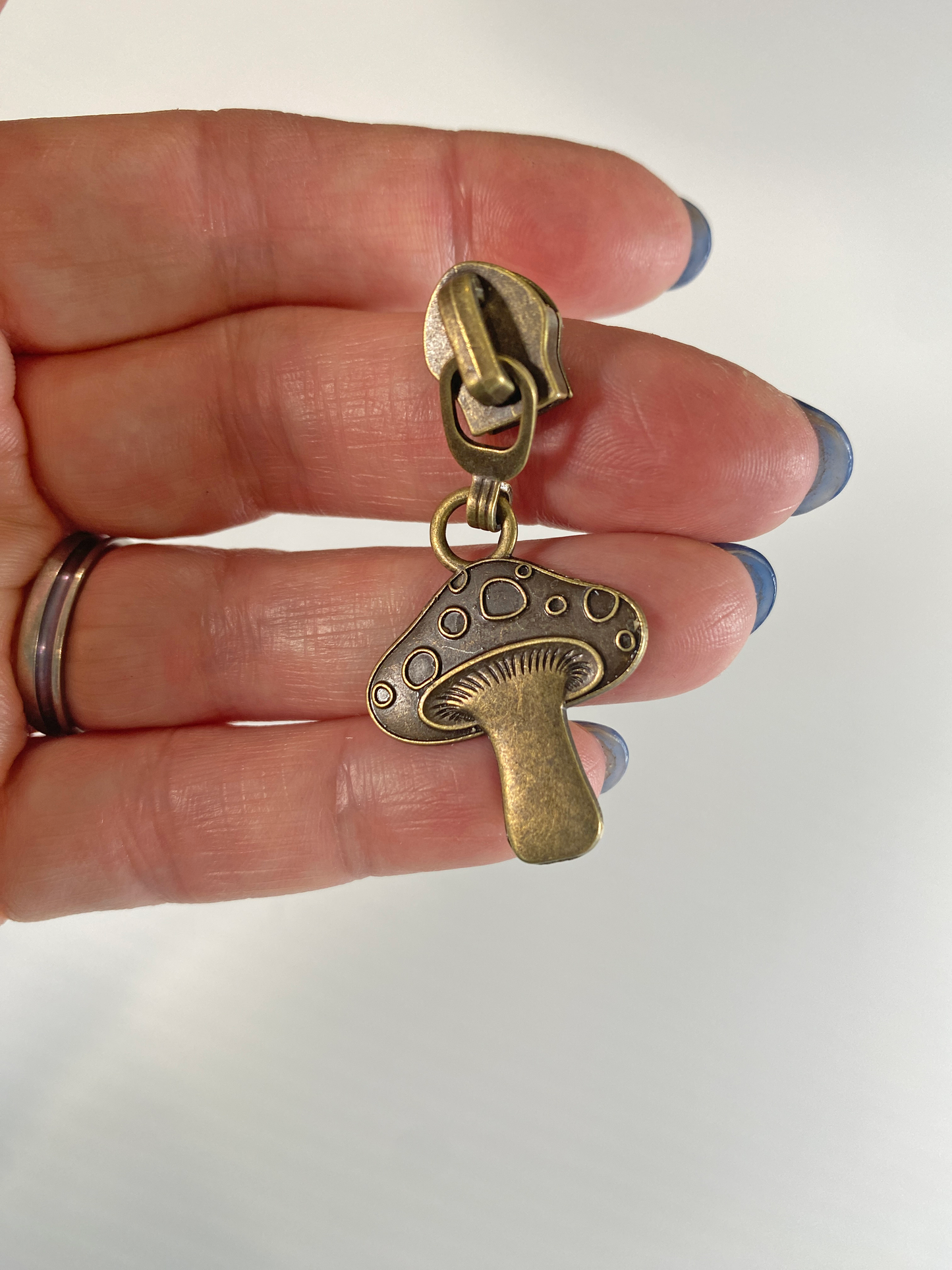 #5 coil zipper pull - Toadstool