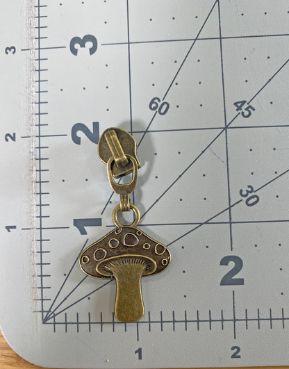 #5 coil zipper pull - Toadstool