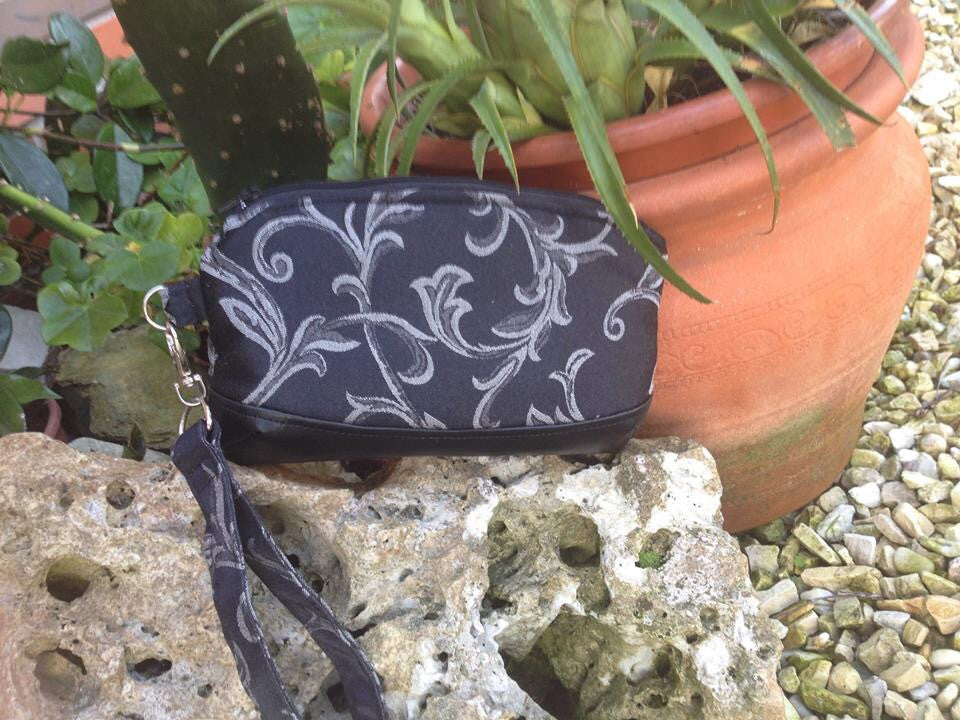 FREE The Clematis Wristlet with 2 versions (UDPATED VERSION!) - PDF Sewing Pattern