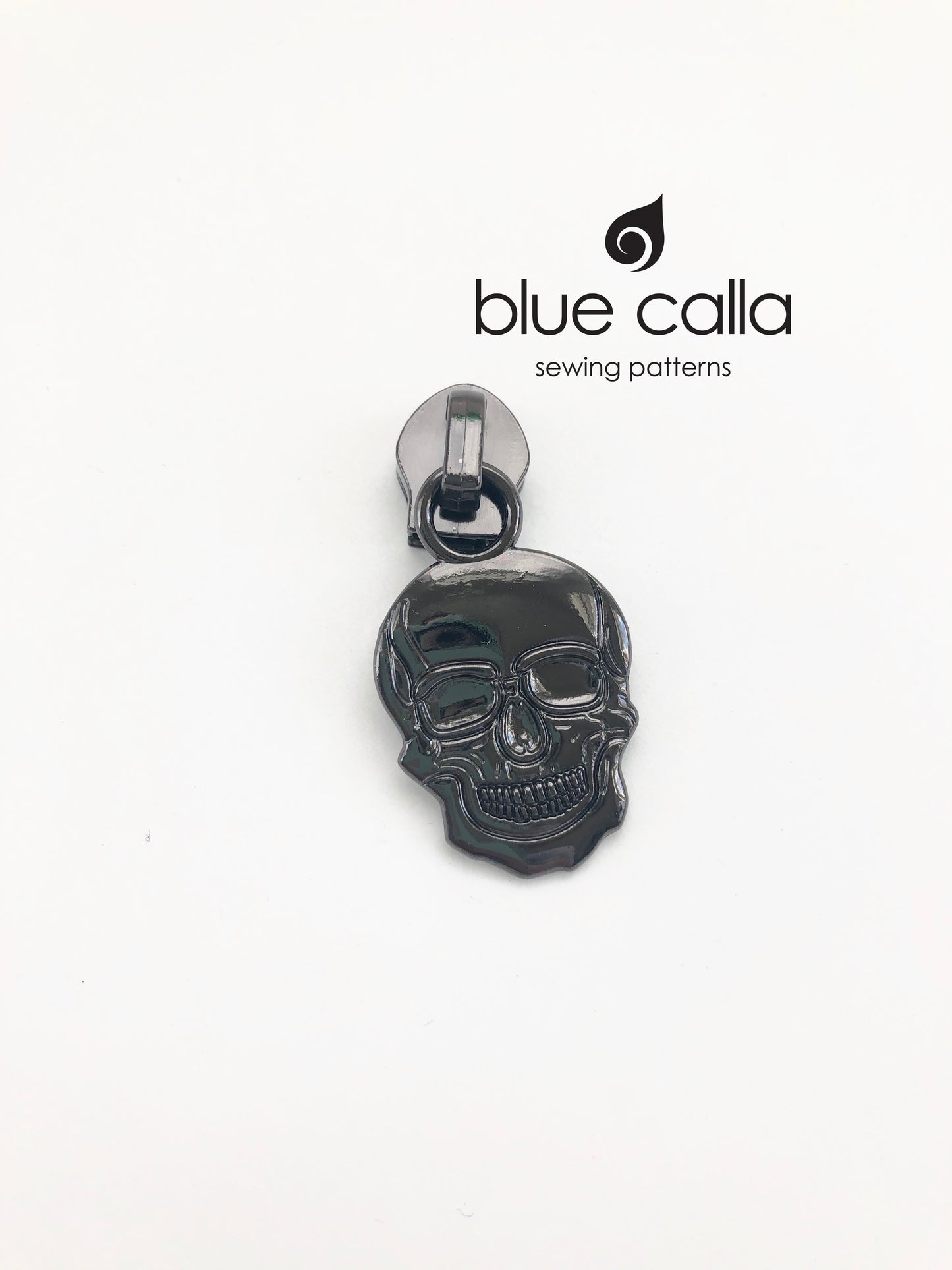 #5 coil zipper pull - Skull