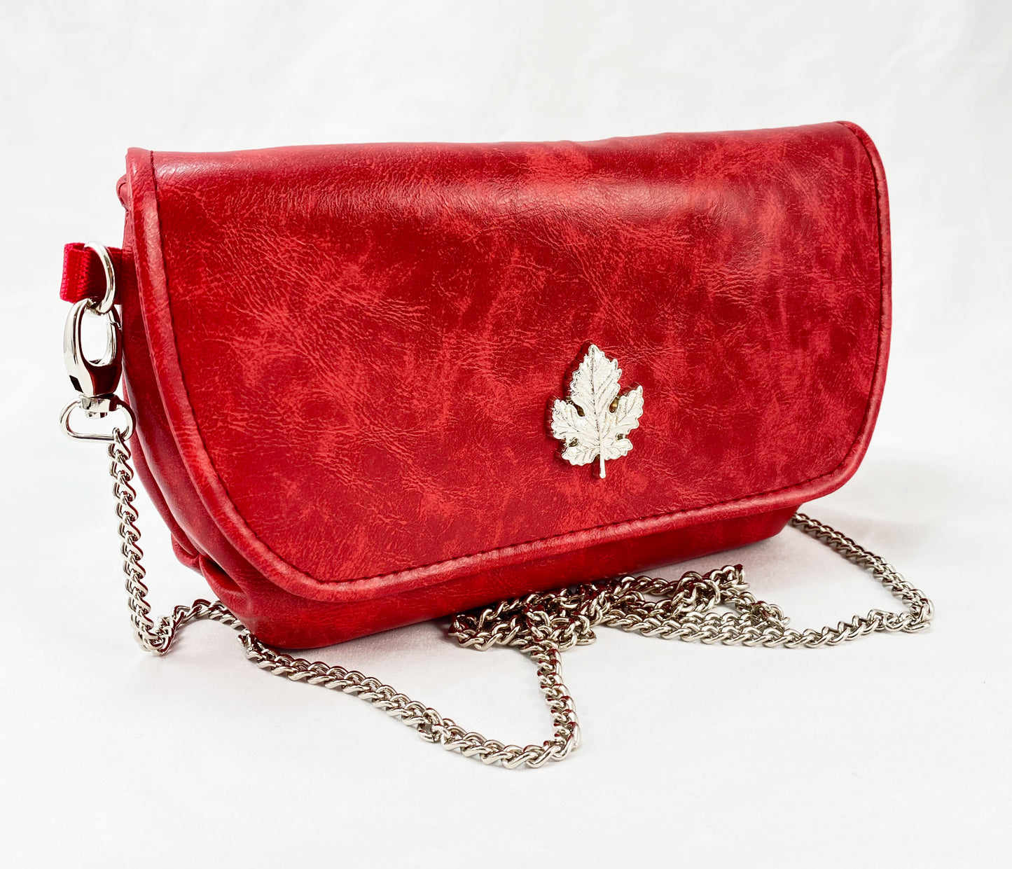 Evening bag in Red Faux Leather with maple leaf lock and chain strap