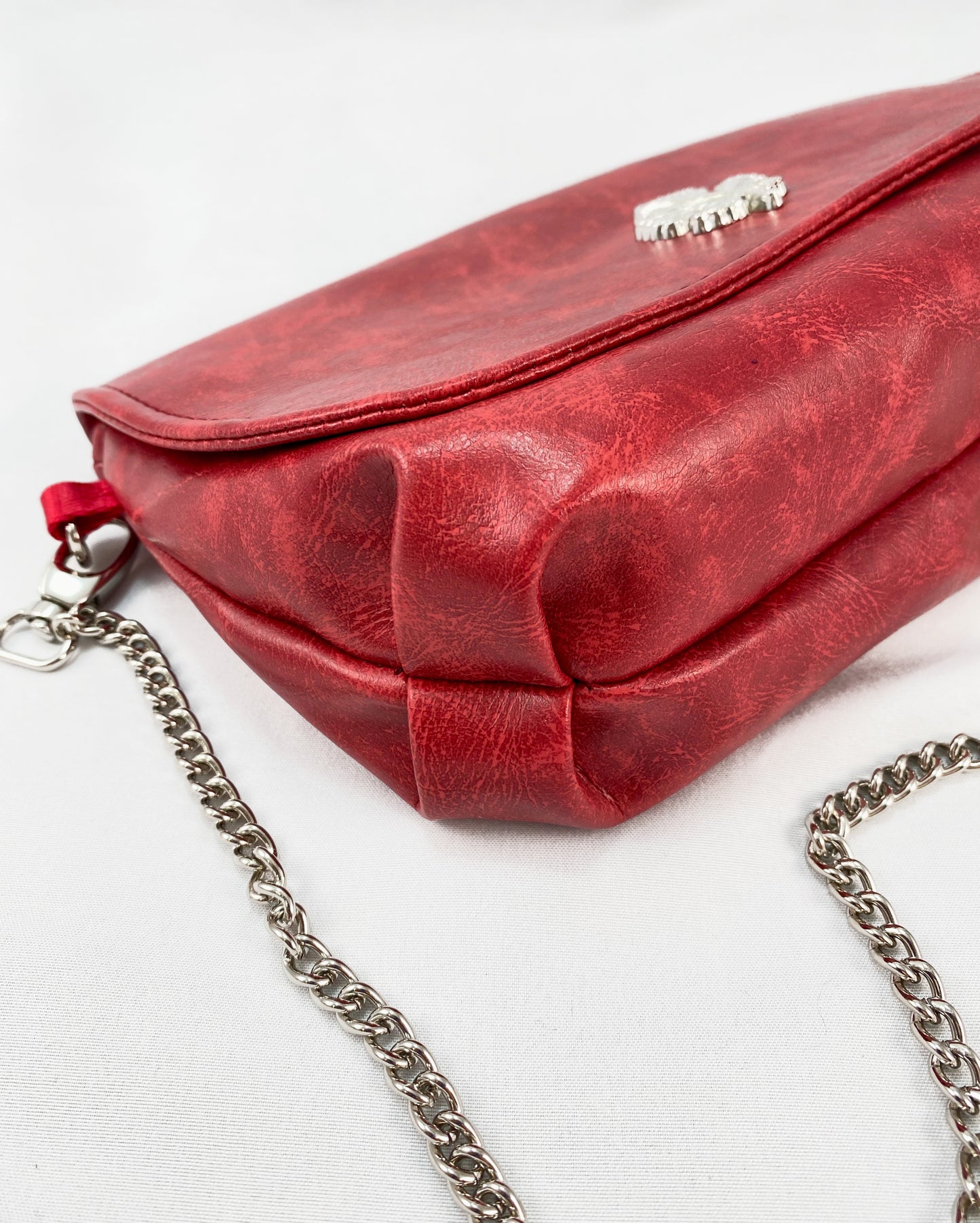 Evening bag in Red Faux Leather with maple leaf lock and chain strap