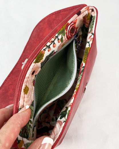 Evening bag in Red Faux Leather with maple leaf lock and chain strap